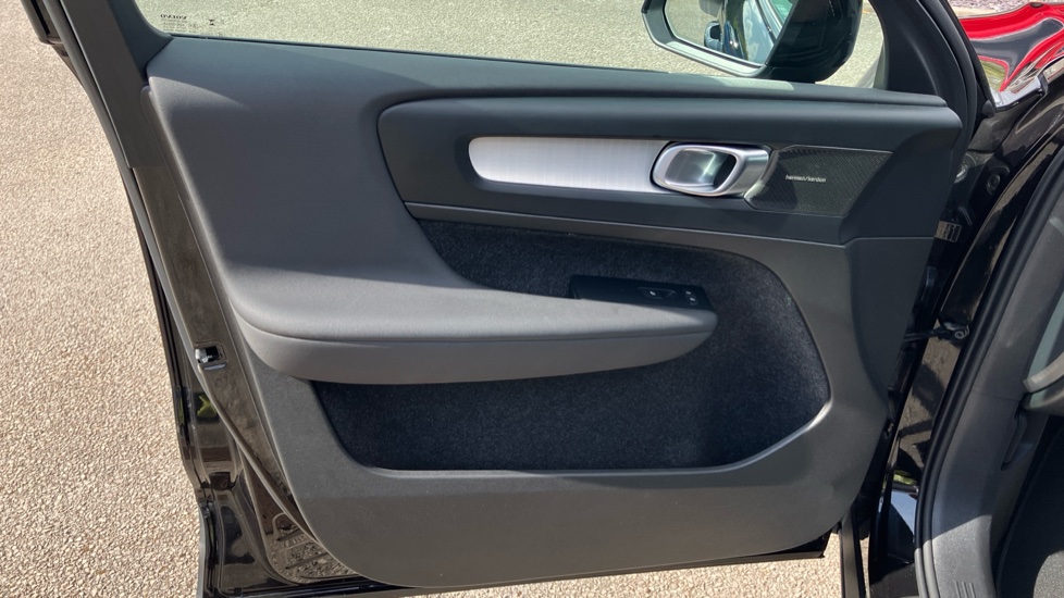 Volvo XC40 2.0 B4P Ultra Black Edition 5dr Auto Petrol Estate - Image 32