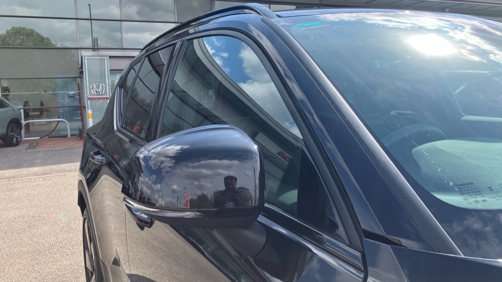 Volvo XC40 2.0 B4P Ultra Black Edition 5dr Auto Petrol Estate - Image 34