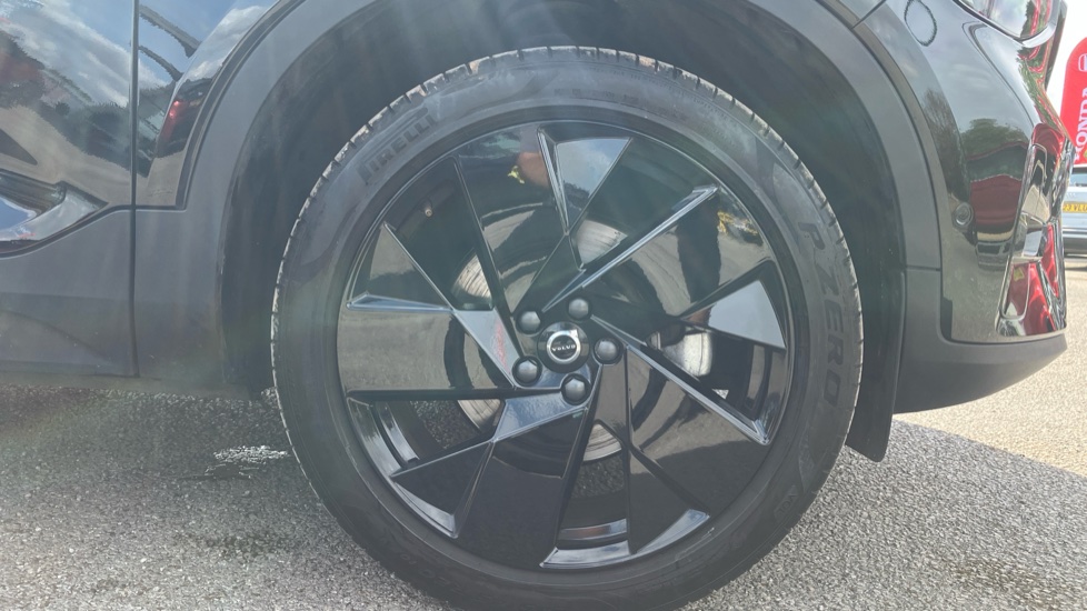 Volvo XC40 2.0 B4P Ultra Black Edition 5dr Auto Petrol Estate - Image 35