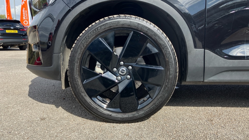 Volvo XC40 2.0 B4P Ultra Black Edition 5dr Auto Petrol Estate - Image 38