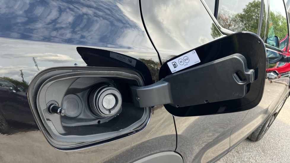 Volvo XC40 2.0 B4P Ultra Black Edition 5dr Auto Petrol Estate - Image 39