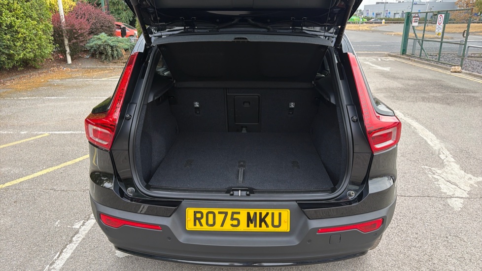 Volvo XC40 2.0 B4P Ultra Black Edition 5dr Auto Petrol Estate - Image 4