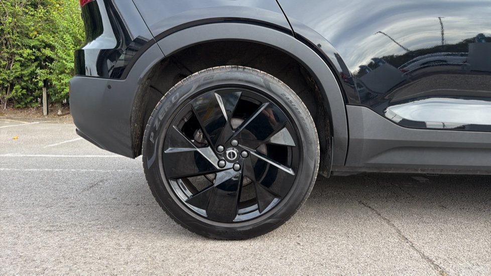 Volvo XC40 2.0 B4P Ultra Black Edition 5dr Auto Petrol Estate - Image 7