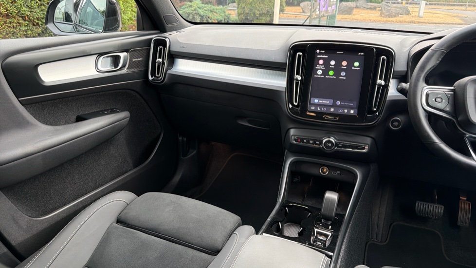 Volvo XC40 2.0 B4P Ultra Black Edition 5dr Auto Petrol Estate - Image 14