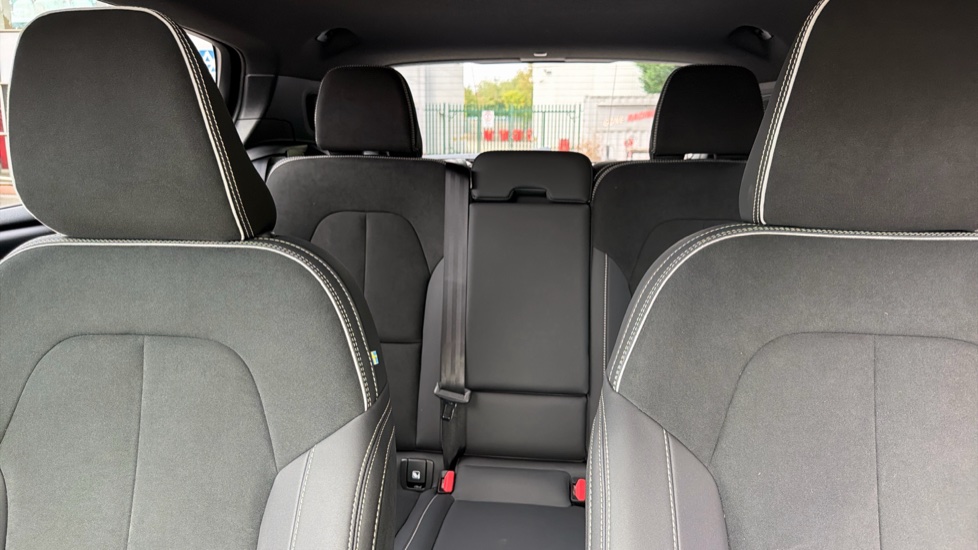 Volvo XC40 2.0 B4P Ultra Black Edition 5dr Auto Petrol Estate - Image 15