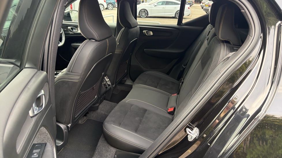 Volvo XC40 2.0 B4P Ultra Black Edition 5dr Auto Petrol Estate - Image 16