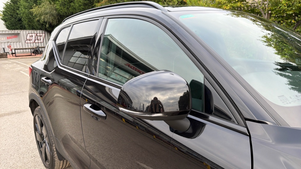 Volvo XC40 2.0 B4P Ultra Black Edition 5dr Auto Petrol Estate - Image 23
