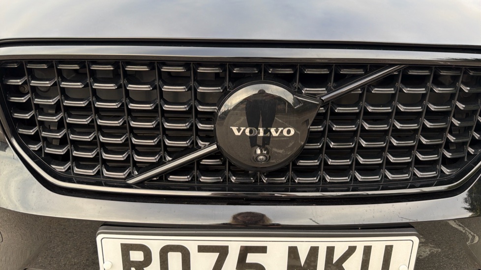Volvo XC40 2.0 B4P Ultra Black Edition 5dr Auto Petrol Estate - Image 27