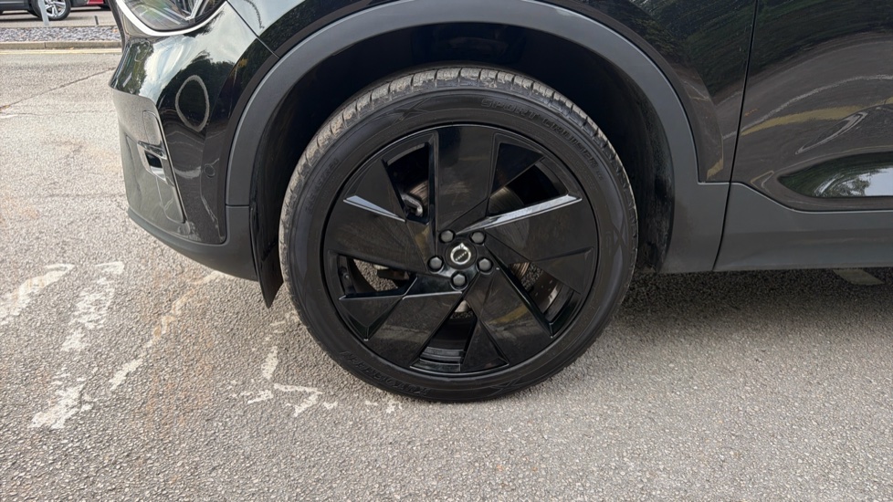 Volvo XC40 2.0 B4P Ultra Black Edition 5dr Auto Petrol Estate - Image 29