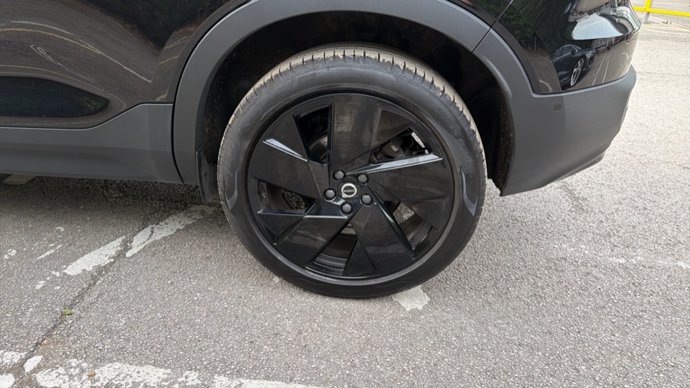 Volvo XC40 2.0 B4P Ultra Black Edition 5dr Auto Petrol Estate - Image 31