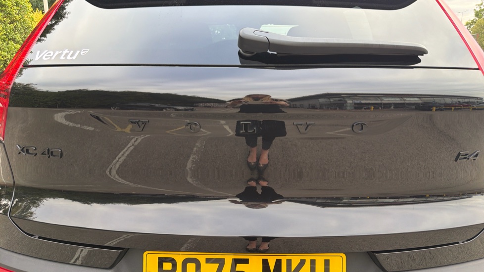 Volvo XC40 2.0 B4P Ultra Black Edition 5dr Auto Petrol Estate - Image 33