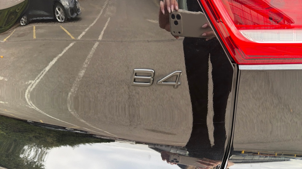 Volvo XC40 2.0 B4P Ultra Black Edition 5dr Auto Petrol Estate - Image 34