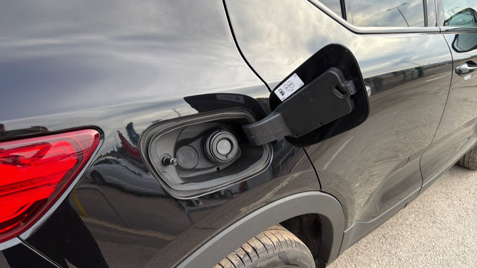 Volvo XC40 2.0 B4P Ultra Black Edition 5dr Auto Petrol Estate - Image 37