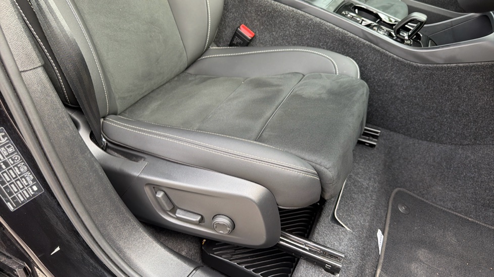 Volvo XC40 2.0 B4P Ultra Black Edition 5dr Auto Petrol Estate - Image 39