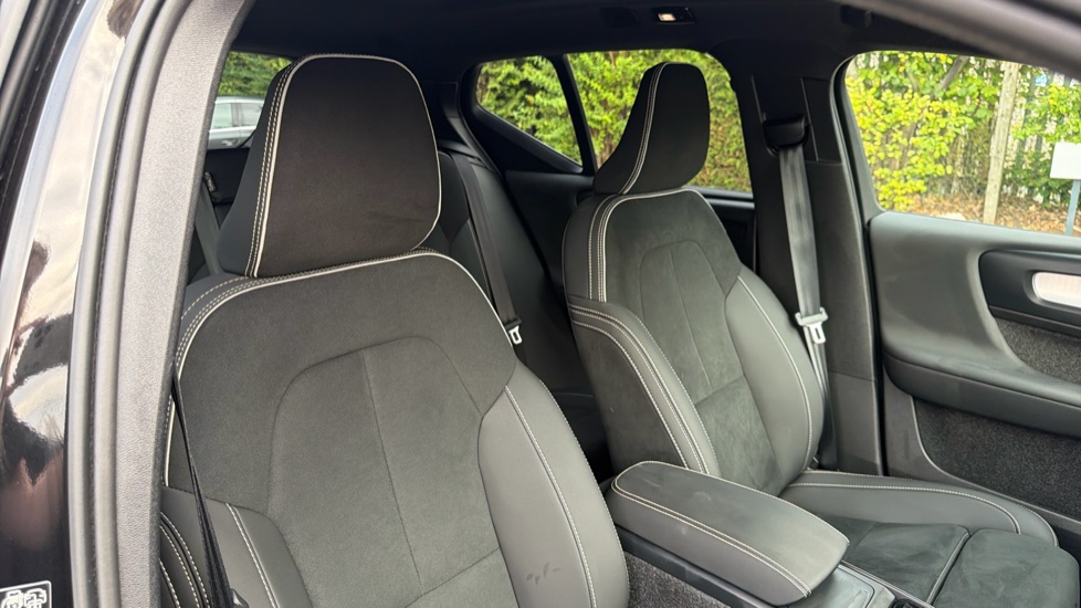 Volvo XC40 2.0 B4P Ultra Black Edition 5dr Auto Petrol Estate - Image 40