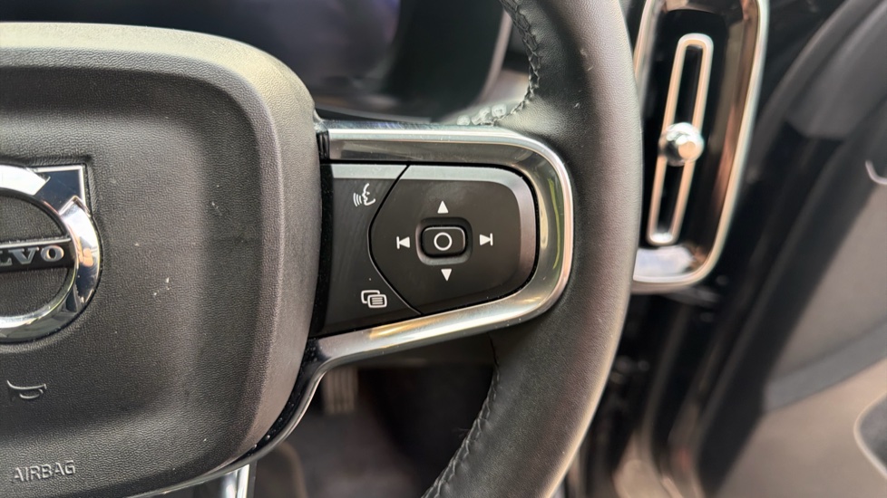 Volvo XC40 2.0 B4P Ultra Black Edition 5dr Auto Petrol Estate - Image 43