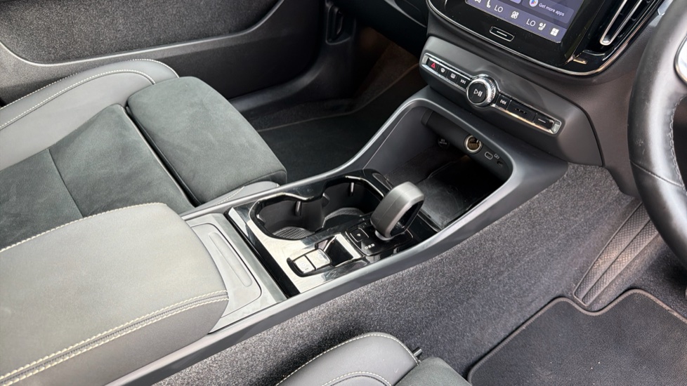 Volvo XC40 2.0 B4P Ultra Black Edition 5dr Auto Petrol Estate - Image 49