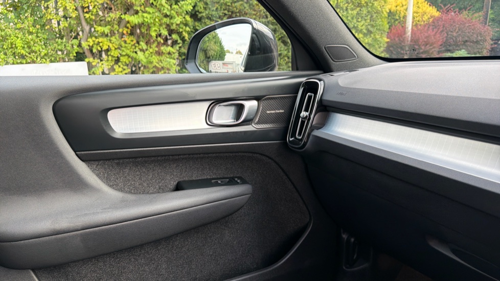 Volvo XC40 2.0 B4P Ultra Black Edition 5dr Auto Petrol Estate - Image 52