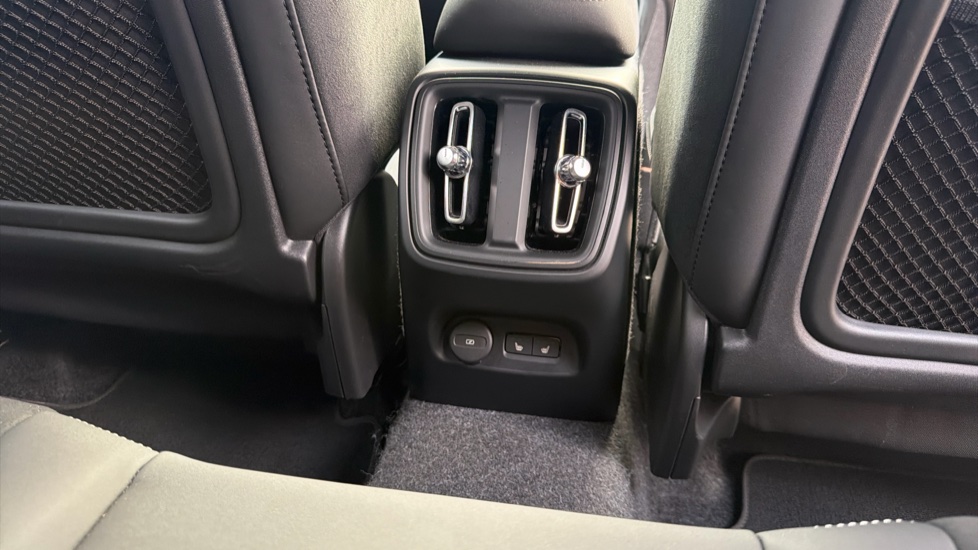 Volvo XC40 2.0 B4P Ultra Black Edition 5dr Auto Petrol Estate - Image 55