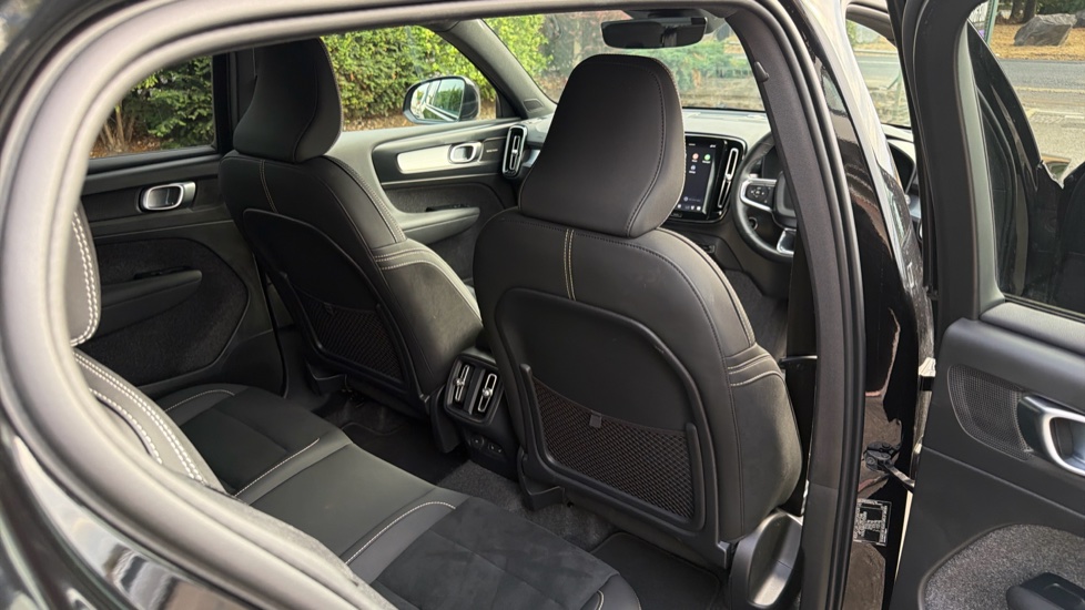 Volvo XC40 2.0 B4P Ultra Black Edition 5dr Auto Petrol Estate - Image 57