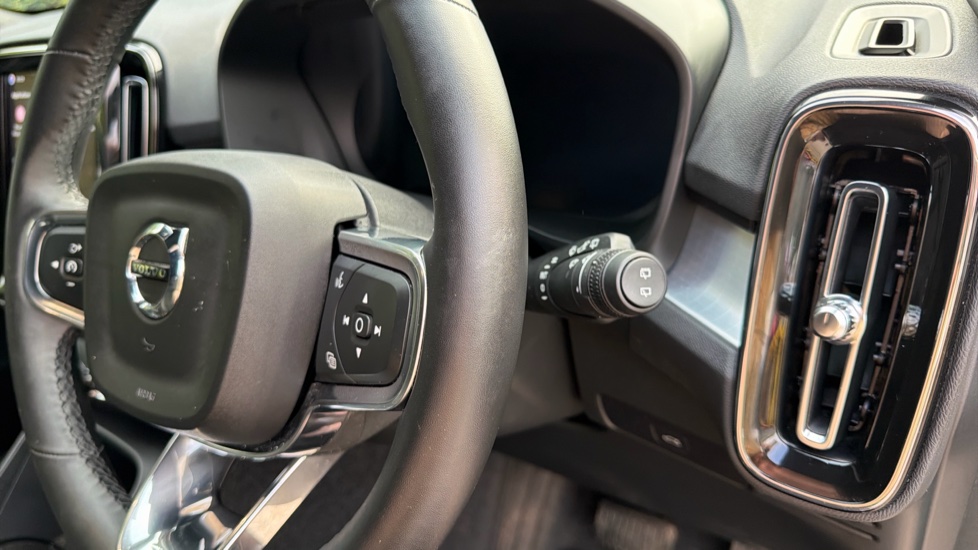 Volvo XC40 2.0 B4P Ultra Black Edition 5dr Auto Petrol Estate - Image 60