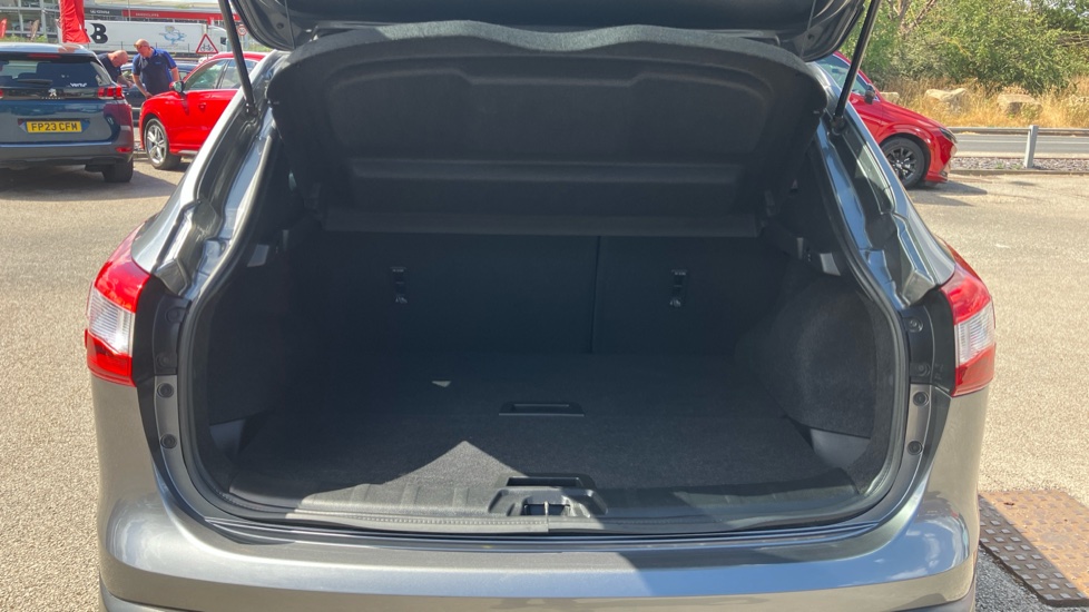Nissan Qashqai 1.2 DiG-T N-Connecta 5dr Xtronic Petrol Hatchback - Image 4