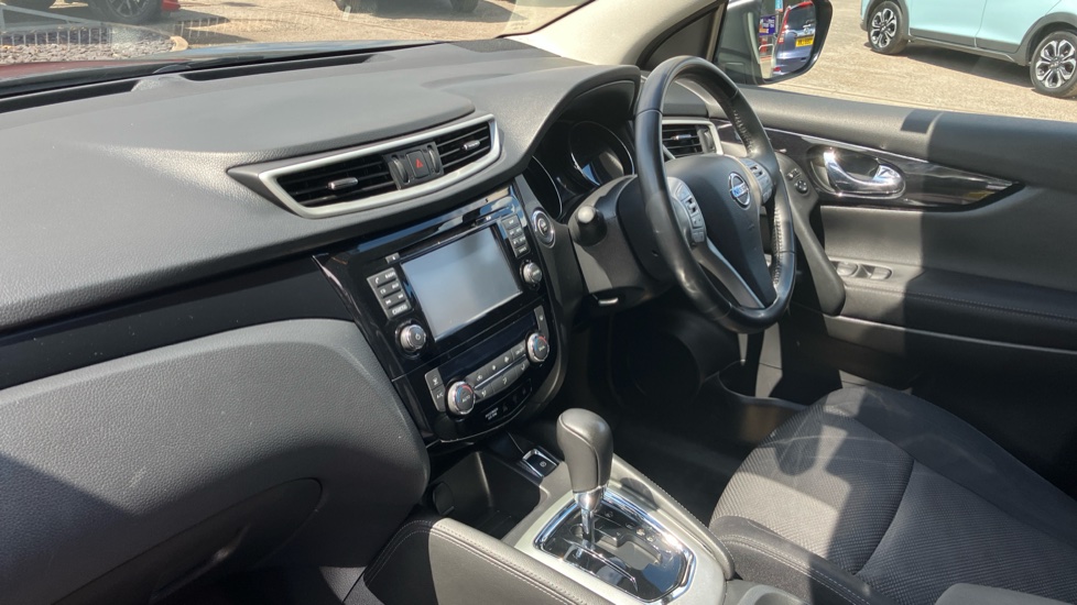 Nissan Qashqai 1.2 DiG-T N-Connecta 5dr Xtronic Petrol Hatchback - Image 9