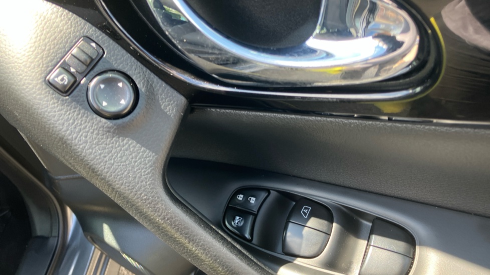Nissan Qashqai 1.2 DiG-T N-Connecta 5dr Xtronic Petrol Hatchback - Image 26