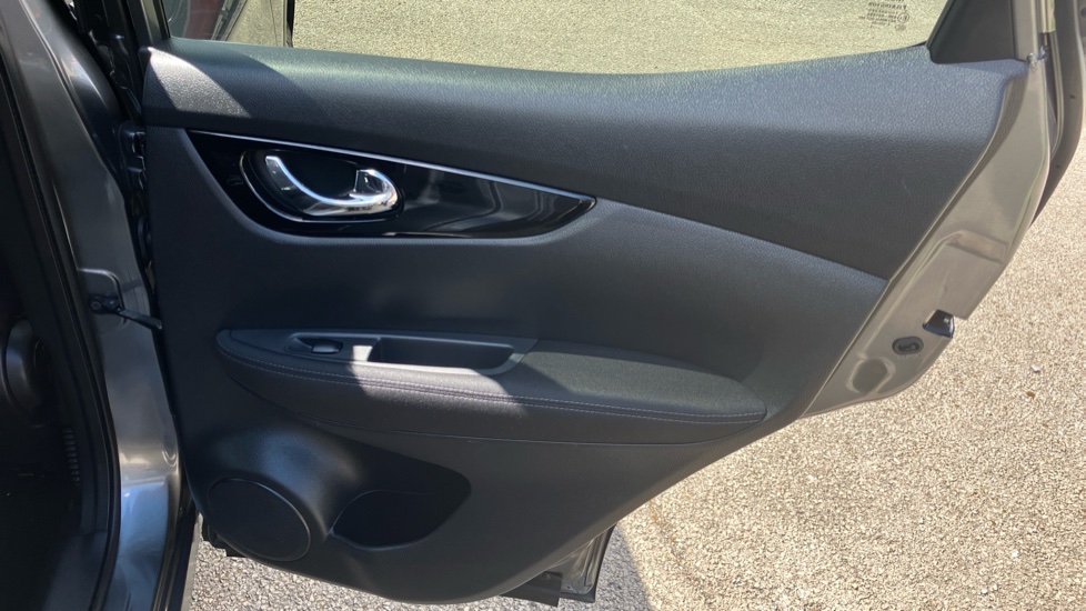 Nissan Qashqai 1.2 DiG-T N-Connecta 5dr Xtronic Petrol Hatchback - Image 28