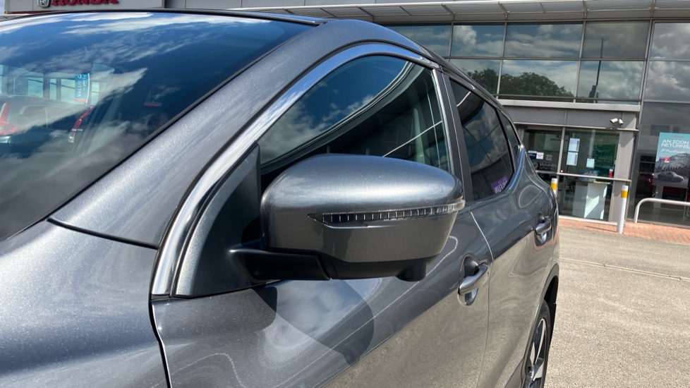 Nissan Qashqai 1.2 DiG-T N-Connecta 5dr Xtronic Petrol Hatchback - Image 31