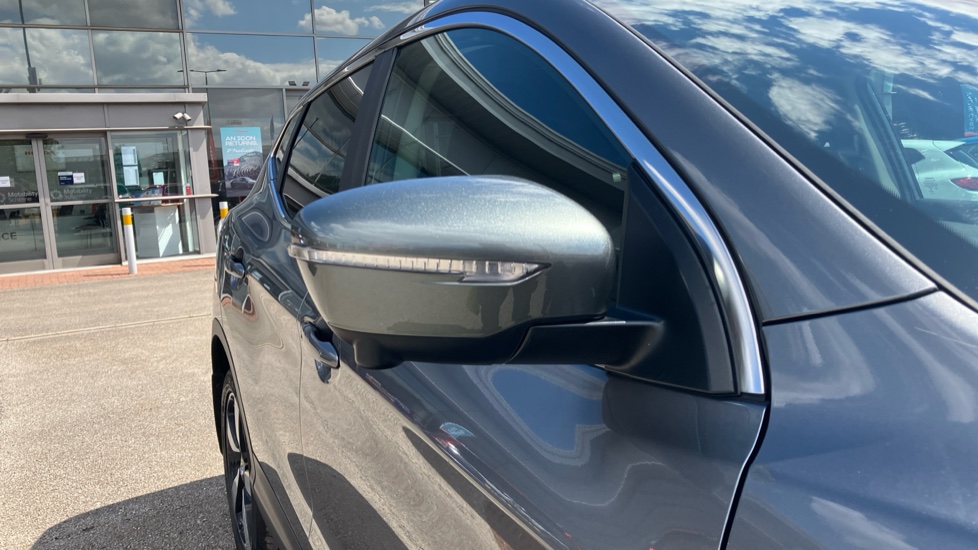 Nissan Qashqai 1.2 DiG-T N-Connecta 5dr Xtronic Petrol Hatchback - Image 32