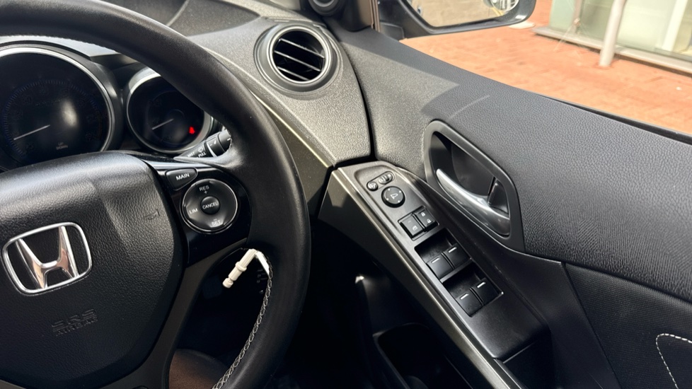 Honda Civic 1.8 i-VTEC SE Plus 5dr [Nav] Petrol Hatchback - Image 31