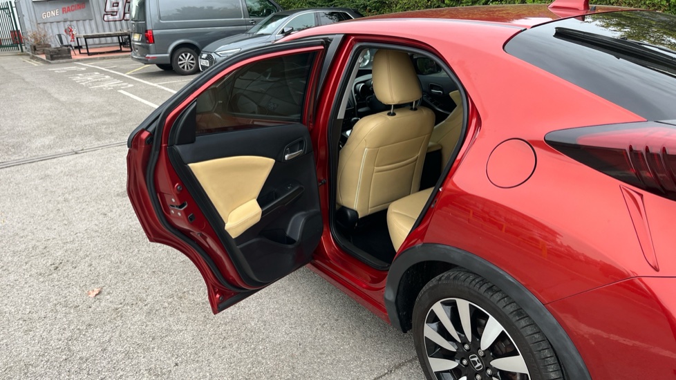 Honda Civic 1.8 i-VTEC SE Plus 5dr Auto [Nav] Petrol Hatchback - Image 35
