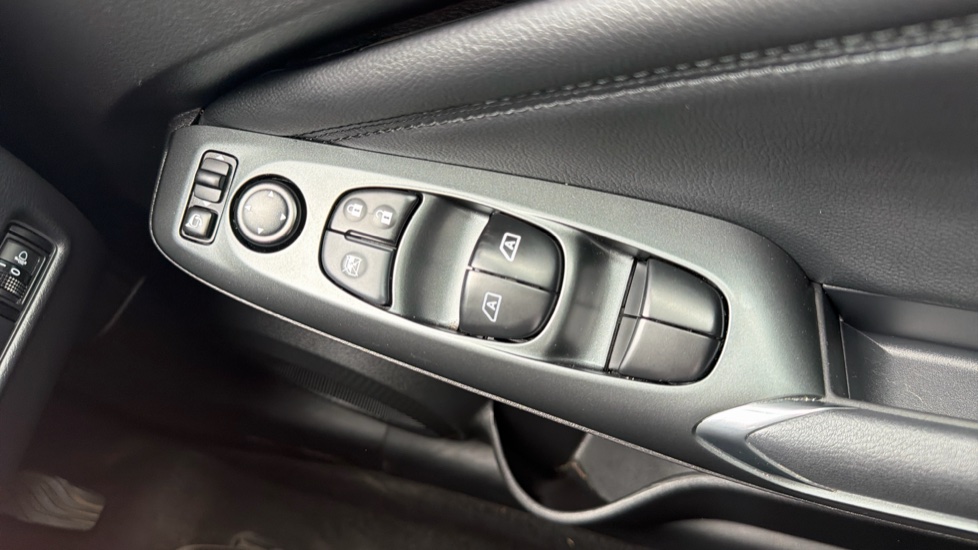 Nissan Juke 1.0 DiG-T N-Connecta 5dr Petrol Hatchback - Image 27