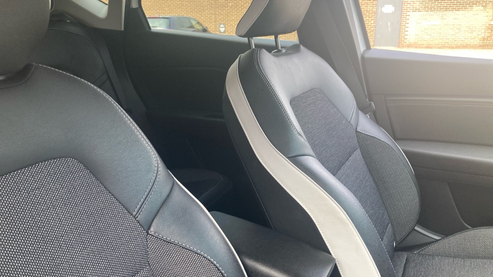 Renault Captur 1.0 TCE 90 Techno 5dr Petrol Hatchback - Image 23