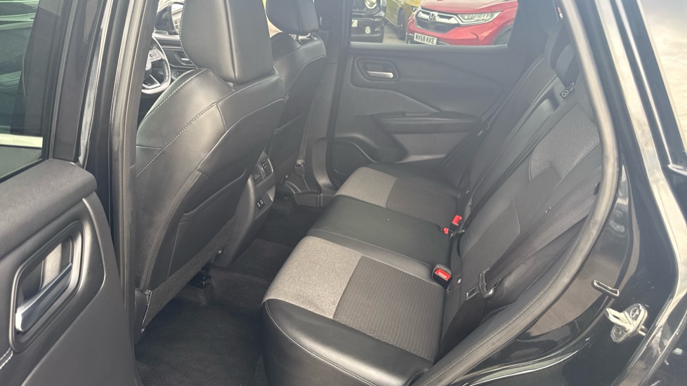 Nissan Qashqai 1.3 DiG-T MH N-Connecta 5dr Petrol Hatchback - Image 16