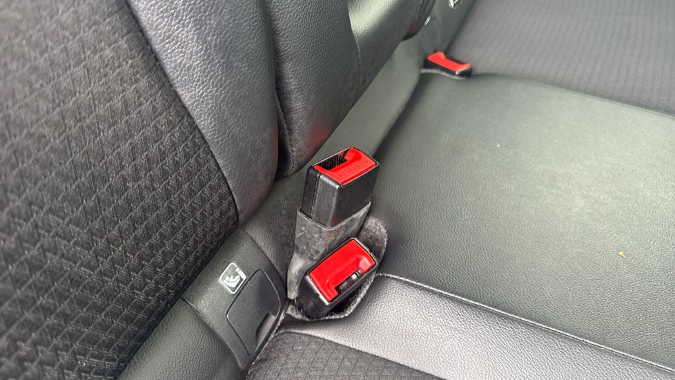 Nissan Qashqai 1.3 DiG-T MH N-Connecta 5dr Petrol Hatchback - Image 17
