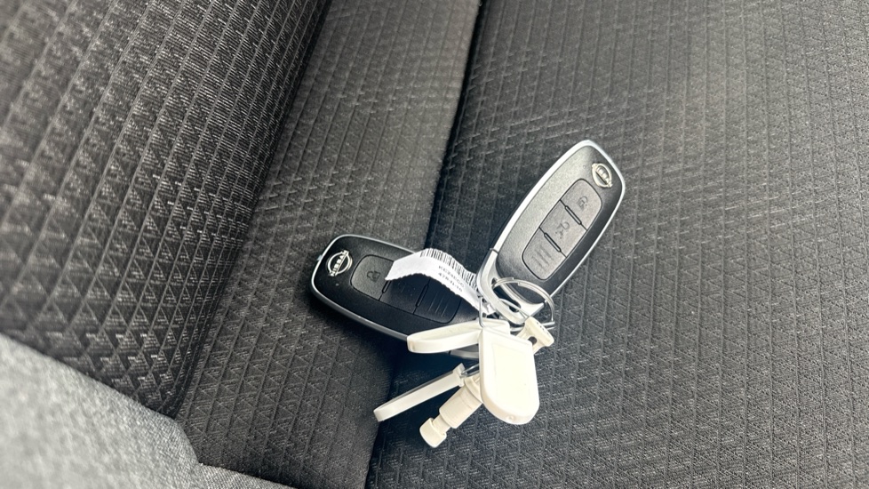Nissan Qashqai 1.3 DiG-T MH N-Connecta 5dr Petrol Hatchback - Image 20