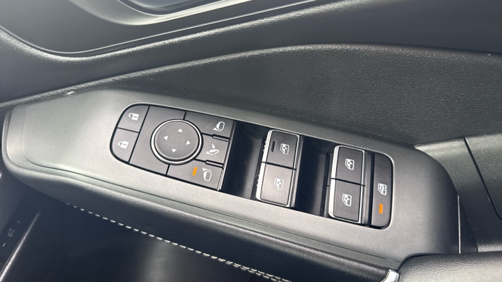Nissan Qashqai 1.3 DiG-T MH N-Connecta 5dr Petrol Hatchback - Image 21