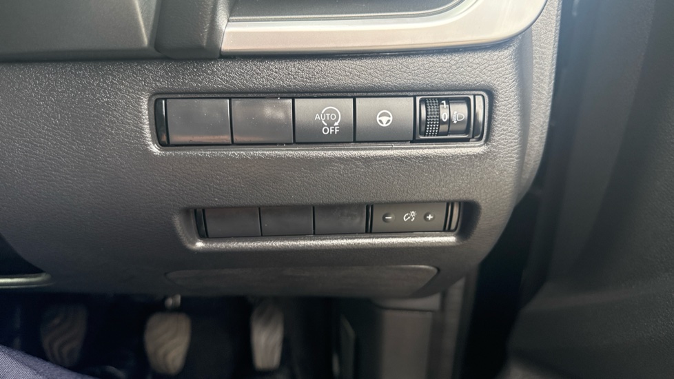 Nissan Qashqai 1.3 DiG-T MH N-Connecta 5dr Petrol Hatchback - Image 22