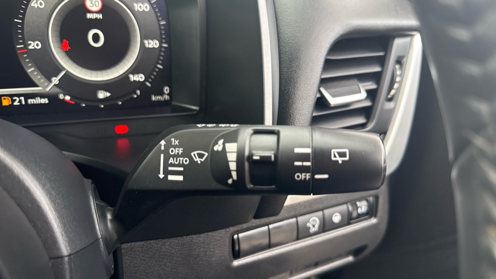 Nissan Qashqai 1.3 DiG-T MH N-Connecta 5dr Petrol Hatchback - Image 23