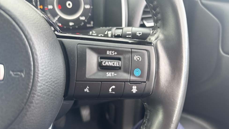 Nissan Qashqai 1.3 DiG-T MH N-Connecta 5dr Petrol Hatchback - Image 24