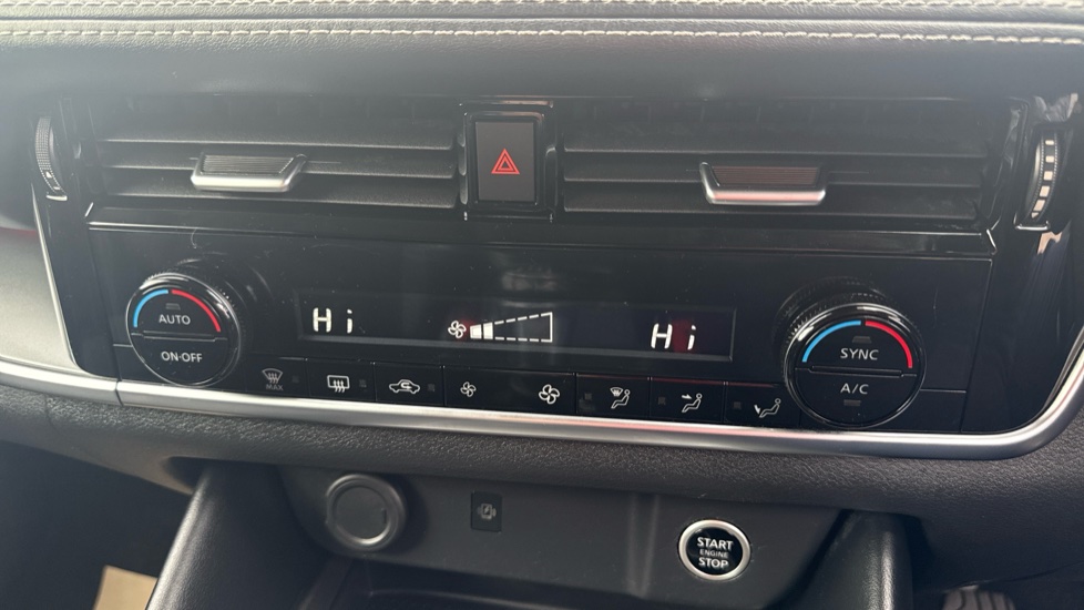 Nissan Qashqai 1.3 DiG-T MH N-Connecta 5dr Petrol Hatchback - Image 30