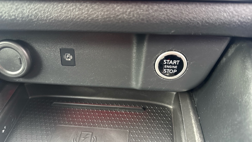 Nissan Qashqai 1.3 DiG-T MH N-Connecta 5dr Petrol Hatchback - Image 31