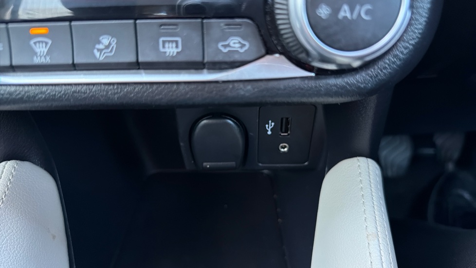 Nissan Micra 1.0 Acenta Limited Edition 5dr Petrol Hatchback - Image 39