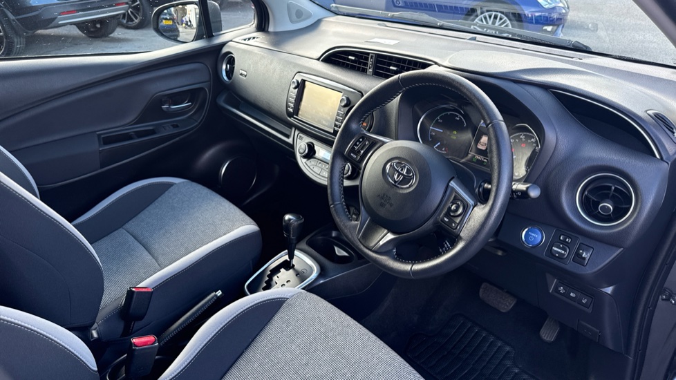 Toyota Yaris 1.5 Hybrid Y20 5dr CVT [Bi-tone] Hybrid Hatchback - Image 11