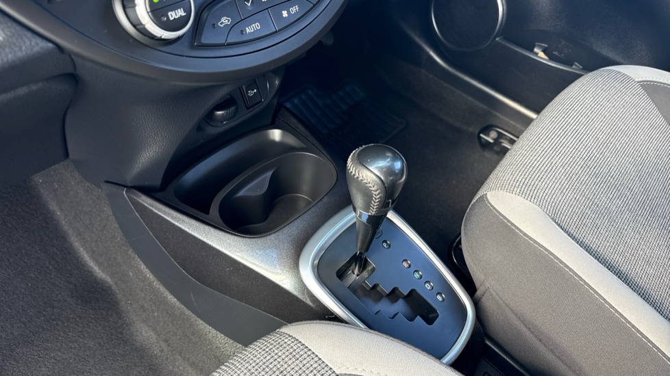 Toyota Yaris 1.5 Hybrid Y20 5dr CVT [Bi-tone] Hybrid Hatchback - Image 13