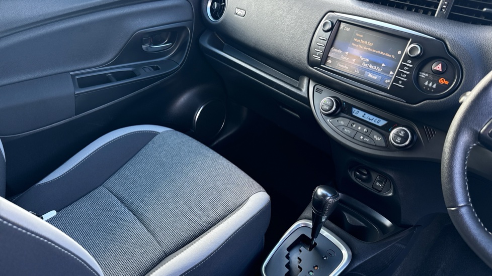Toyota Yaris 1.5 Hybrid Y20 5dr CVT [Bi-tone] Hybrid Hatchback - Image 14