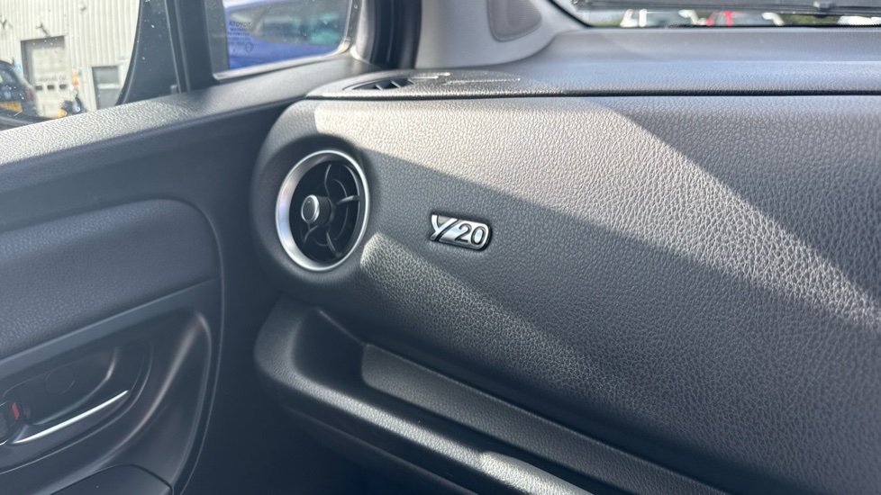 Toyota Yaris 1.5 Hybrid Y20 5dr CVT [Bi-tone] Hybrid Hatchback - Image 34