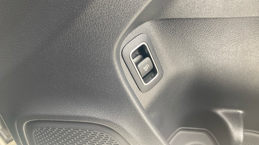 Mercedes-Benz CLA 200 AMG Line 4dr Tip Auto Petrol Saloon - Image 33